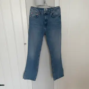 Säljer dessa jeans med slits pågrund av dom aldrig kom till användning. Helt nytt skick