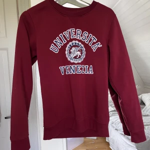 Röd collegetröja  - Säljer denna superfina collegetröja i storlek Xs/s 