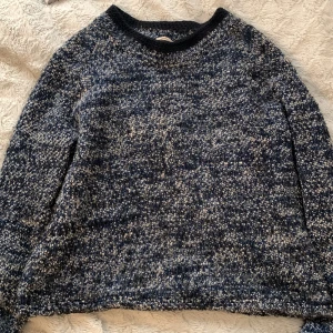 Stickad tröja - Stickad tröja med svart halsringning och ärmar