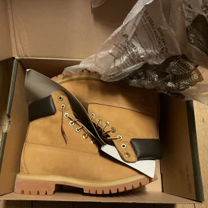 Timberland skor premium 6 inch boots waterproof - Helt nya boots från Timberland  Classic boots Storlek 41 som passar 42 Kvitto finns  Nypris 2299 Finns hämta i Stockholm eller frakt