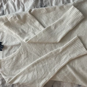 Stickad tröja - Säljer en vit stickad tröja som är köpt på newyorker. Jättefin och är väl använd därav priset. ❤️