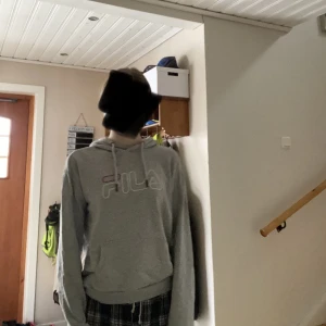 Grå hoodie - Grå fila Hoodie från Fila! Använd kankse 2 gånger och har inga fel🙌🏼Strl. S