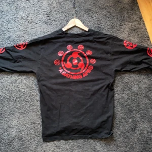 Bathing Ape x Naruto Long Sleeve - Bape x Naruto Svart Long Sleeve, köpt 2018, Relativt Bra Skick, behövs Strykas (XL, passar som L)