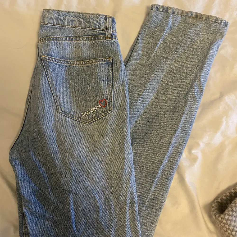 Säljer dessa så fina relaxed jeans från djerf avenue i färgen washed blue. Jeansen sitter midwaist och lite lösare i passformen. Storlek w25. Innerbenslängd 80 cm. Midja 37,7 rakt över. Sparsamt använda. Nypris 1299 kr. Jeans & Byxor.