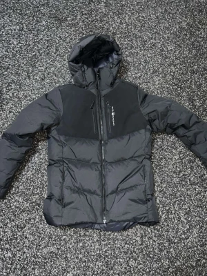 Sail Racing Jacka  - Svart Sail racing jacka i nytt skick  Pris kan diskuteras!  Storlek S men stor i storleken 