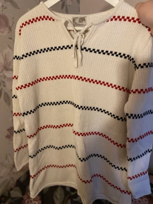Stickad tjock tröja med pippi mönster - En rikigt fin o skön tröja o ha under vintern. Är av en äldre modell men inte använd mkt o inga fläckar eller skador på tröjan alls. Vårdad fint. Rök o djurkfritt hem. Nypris 450 kr