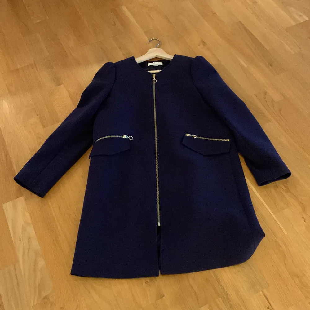 En jätte fin blå kappa!! Inga defekter och helt o använd!!🌸❤️💕🙌🏻 köpt för 499!!❤️👍🌸. Jackor.