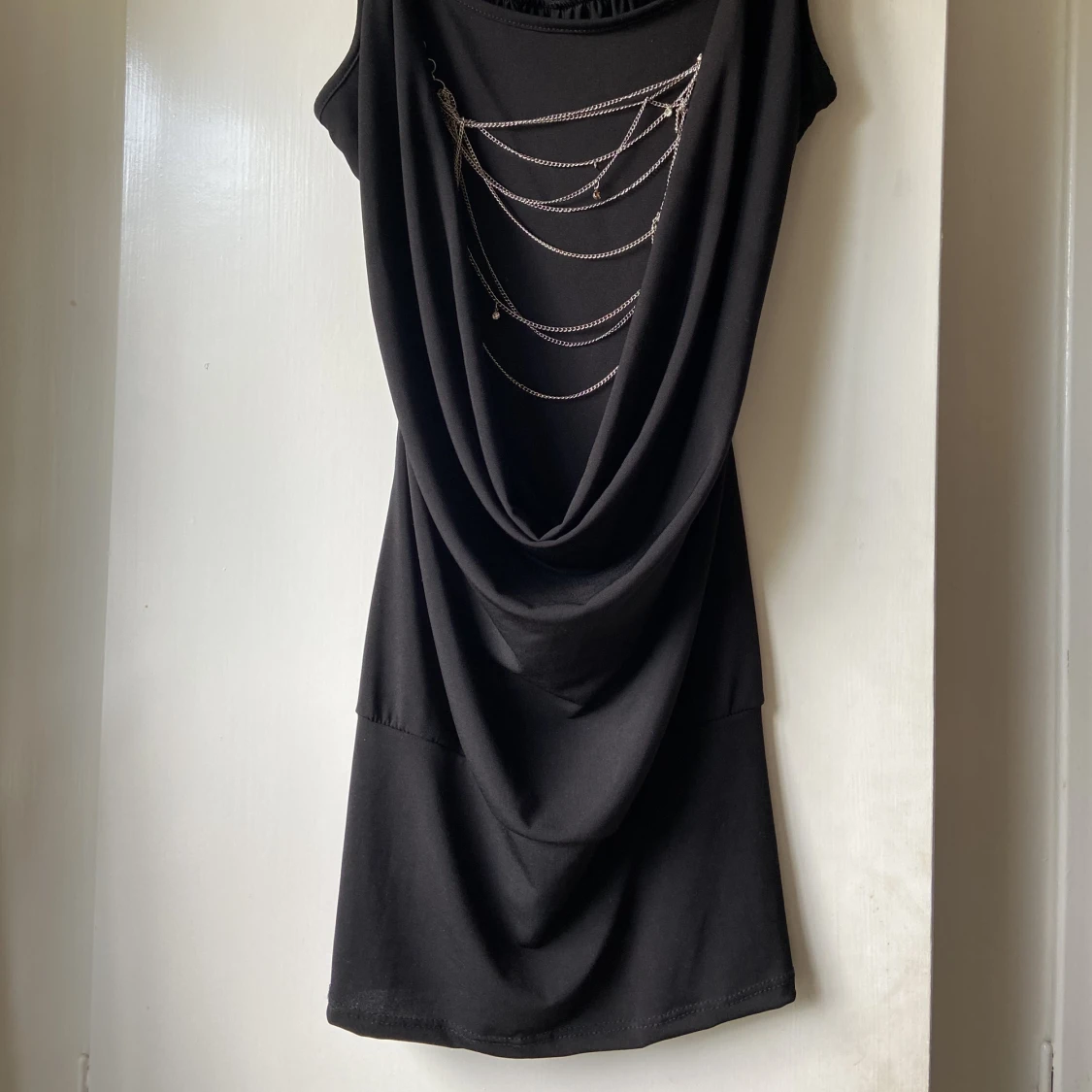 Kort Svart Klänning m. Silverdetaljer - 91