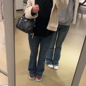 zadig väska  - Super snygg väska från zadig! perfekt storlek och rymlig 😗(köpt för 5000kr)bandet och zadig påsen får ni med! 