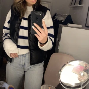 Svart väst - Superfint skick, passar S-M beroende på hur man vill att den ska sitta.