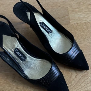 TOM FORD klackar - Exklusiva klackar från Tom Ford. Mina fötter växte efter graviditet så därav säljer jag dessa fina. Storlek 40 (står 41 under men stämmer ej i svenska mått). 