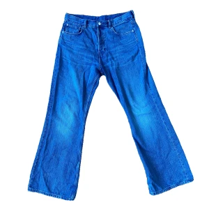 Weekday Time Jeans (blå)  - Säljer (tyvärr) mina time jeans från weekday!! Min favvomodell på jeans men som helt enkelt satt för löst på mig. Snygg bootcutmodell och tidlös blå tvätt Önska så att dom satt bra på mig men hoppas att dom sitter bättre på dig!👖🫧❤️‍🔥 nypris 600kr<3