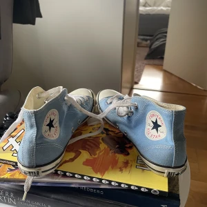 Ljus blåa Converse  - Använda några gånger men är i bra skick! 