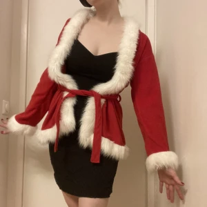 Tomtedräkt - En tomtedräkt för barn som kan användas som utklädnad eller för vuxna som en mysig kofta med jultema, perfekt för julen! ❤️Bälte ingår!