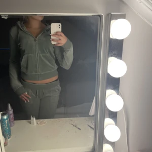 Juicy couture sett - Säljer mitt ljusgröna juicy sett på grund av att de ej kommer till användning längre. Tröjan är i storlek S och byxorna i storlek xs. Inget är fel på dom. Pris kan diskuteras.