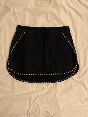 Kjol med nitar - Snygg hunkydory kjol, knappt använd