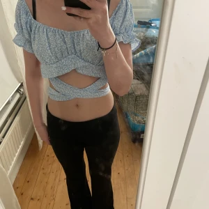 Söt topp - Väldigt gullig topp ifrån SHEIN, helt oanvänd. Kolla gärna in mina andra annonser!💕
