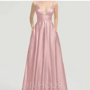 Säljer denna rosa klänning! Liten fläck längre ner som knappt syns, inget man tänker på💕