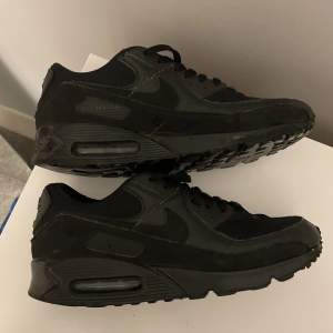 Ett par Air Max 90 som är i bra skick. Storlek 42,5 kontakta mig om frågor! Köp nu och beställ med PostNord för snabbast leverans.