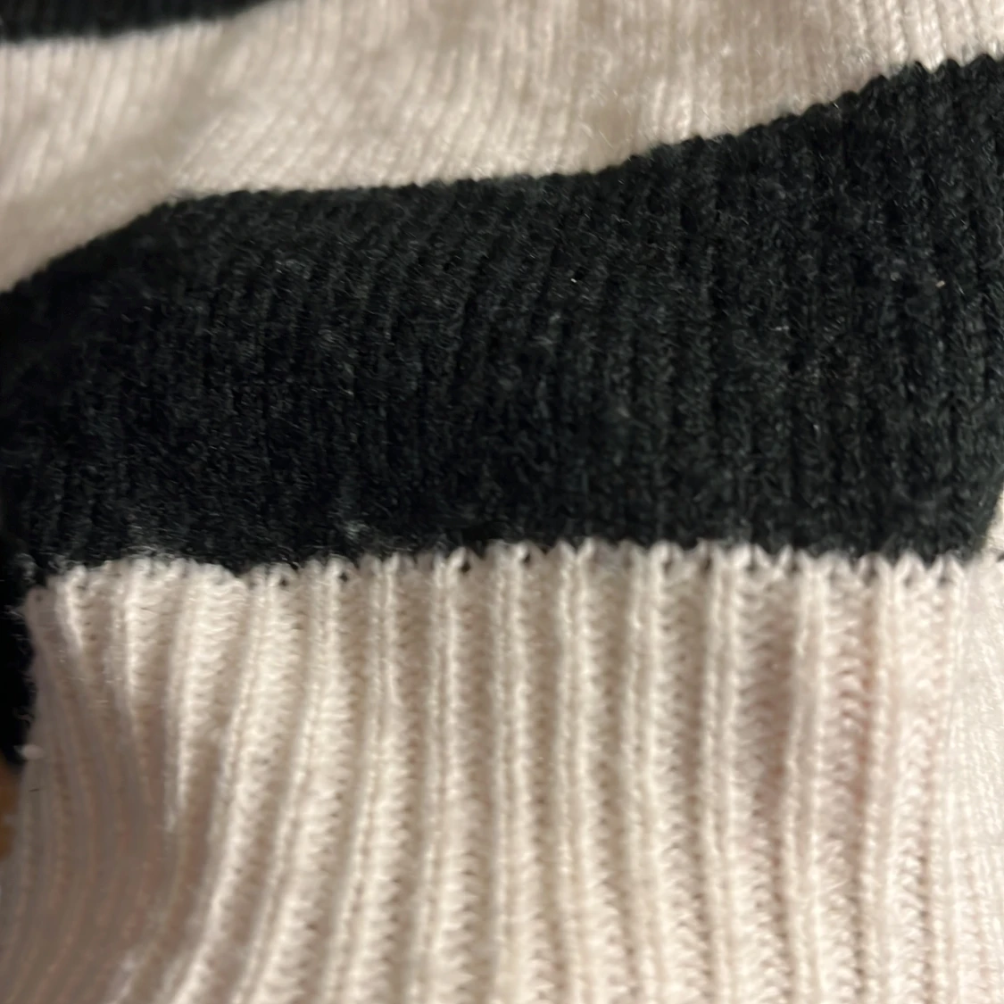 En randig tröja behöver säljas så blir billigt för snabbt köp - 91