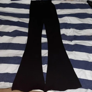 Flarebyxor - Farebyxor som jag aldrig har haft någon användning för. Är i storlek xs. Har defekt baksidan (kan skicka bild) men det syns inte om man inte tittar nära. Köparen står för frakten ❤️