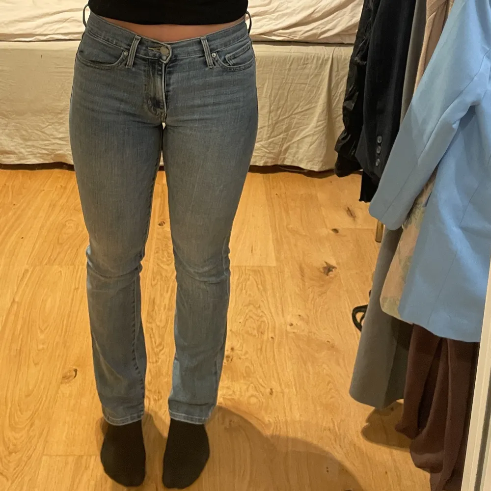 Levi’s jeans i modellen slimming straight i storlek W26 L30. Jeans & Byxor.