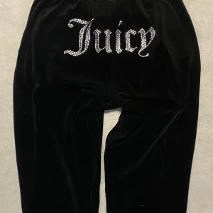 Juicy Couture byxor!  - Säljer mina Juicy Couture mjukis för använder de inte längre! De är i bra skick förutom att loggan på ena snöret har lostnat, men inget man tänker på!  Ordinarie pris: 1200kr 
