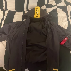 Alpha industries  - Riktigt fin bomber jacka jag inte använder längre  Storlek L Ny pris 1500kr Mitt pris 1000kr
