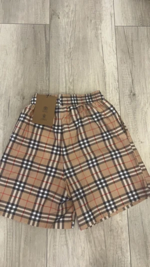 Burberry shorts - Säljer mina burberry shorts eftersom jag inte har någon användning av dem. Aldrig använts. Storleken är S men den anpassar sig vid midjan