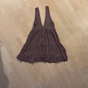 Klänning  - Klänning från pull&bear  Slorlek M  Väldigt kort bak  Ni står för frakt 