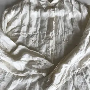 Gräddvit vintage skjorta med pärldetaljer. 100% silke. Stl 38. Mycket fint skick.