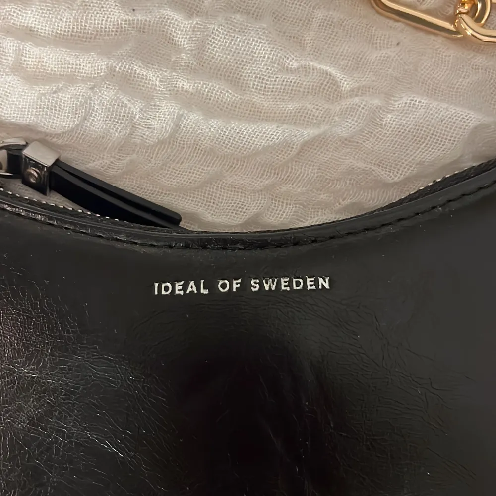 Säljer min ideal of Sweden handväska,  aldrig använd🤍. Väskor.