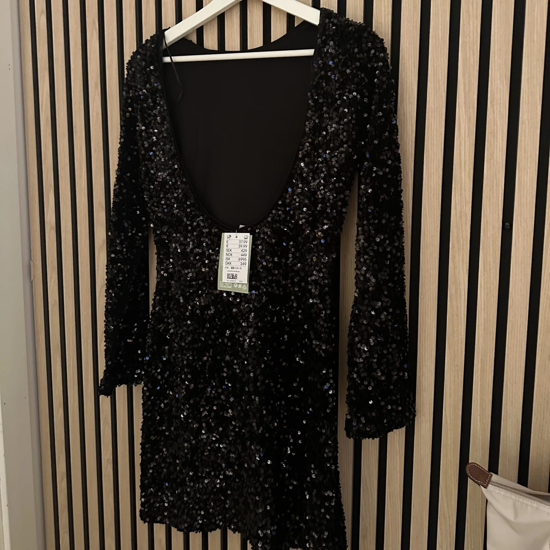 Paljettklänning Med Djupringad Rygg - 90