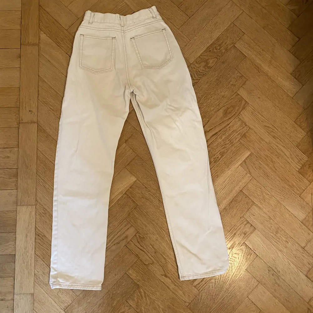 Off white mom-jeans med kontrasterande sömmar. . Jeans & Byxor.