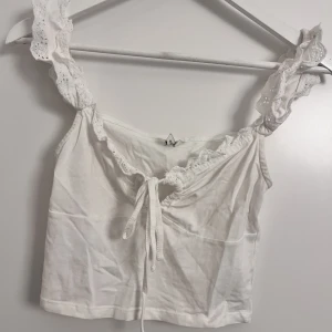 Sommartop  - Fin vit topp med vulanger