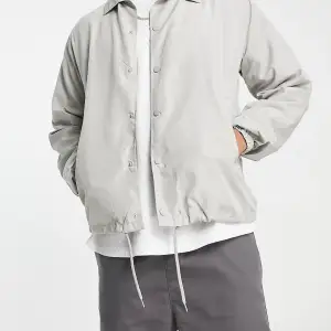 Overshirt. Nypris 900. Säljer för 400. Storlek M. Oanvänd.