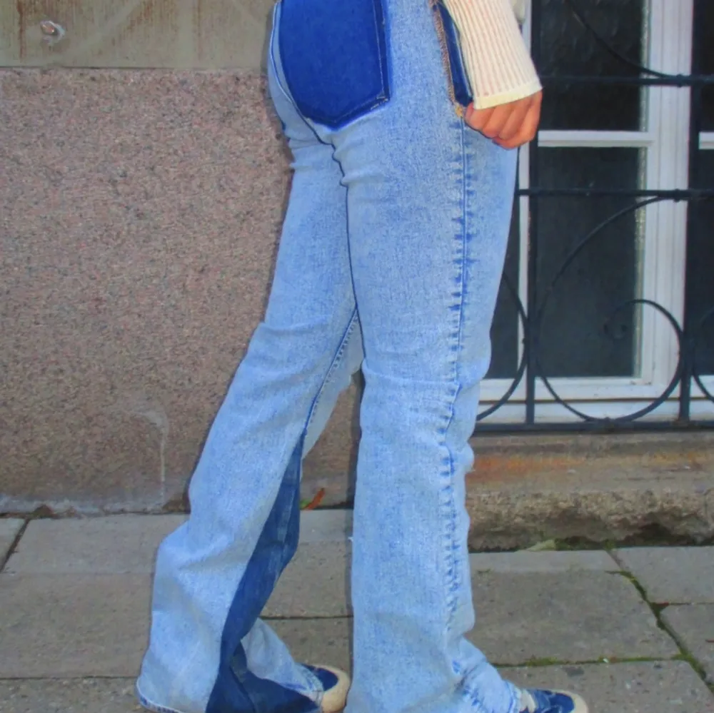 Blåa bootcut jeans med detaljer! Jeansen är lågmidjade, i bra skick och strl 40.. Jeans & Byxor.