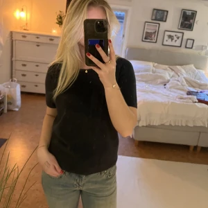 Stickad topp!  - Superduper fin, men svårt att beskriva färgen på den men jag skulle säga att den är mörklila/ mörkblå! Strl L men skulle säga att den är liten i storleken💗💓💕 