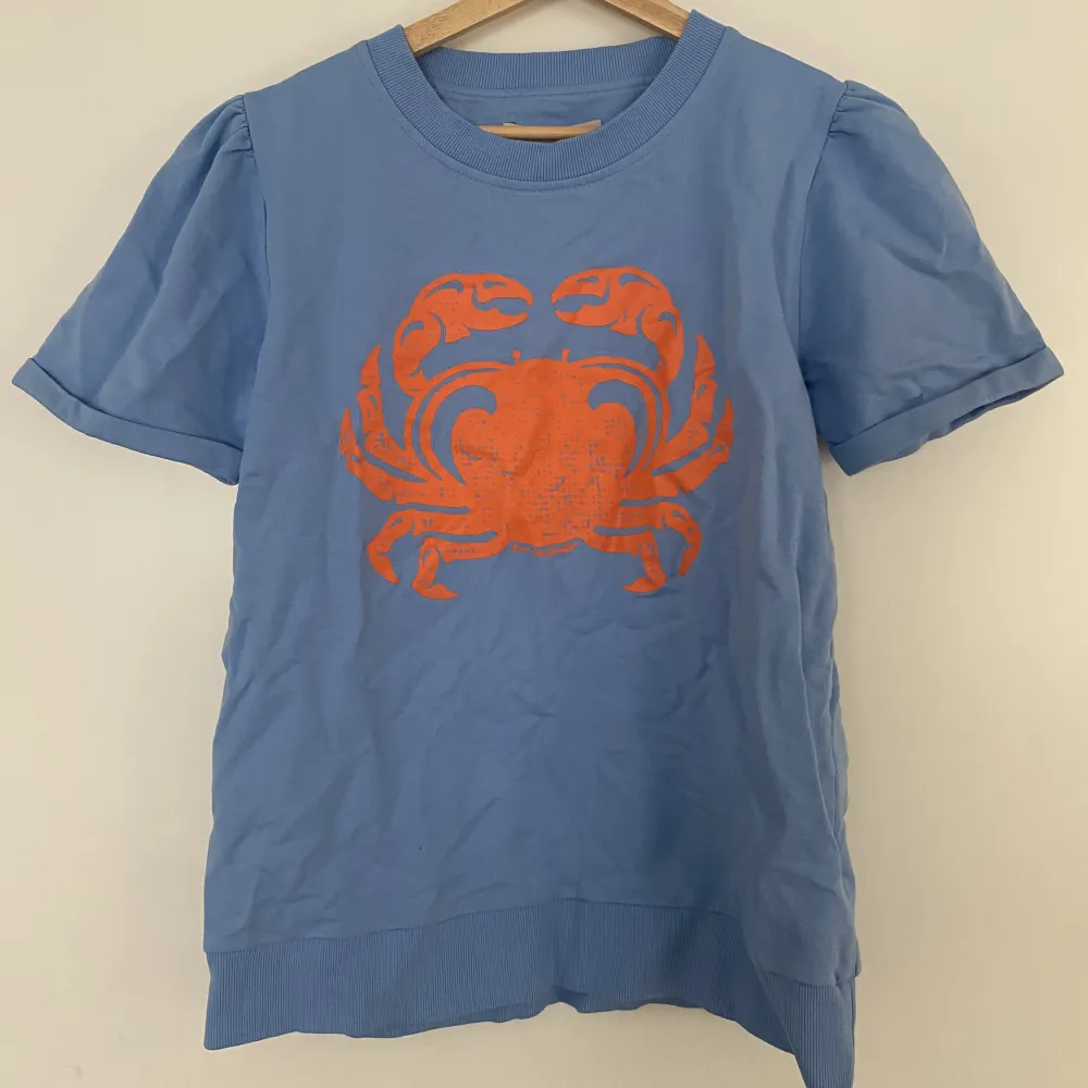 Cool blå tisha med en krabba som tryck! Aldrig använd, nypris 899:-🫶🏼. T-shirts.