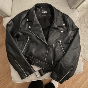 Läderjacka från ZARA - Säljer nu min älskade läderjacka från ZARA, då den blivit för liten för mig.  Hel och ren, minus hängaren uppe i nacken som saknas. Skulle personligen säga att den passar dig som har XS eller S i storlek. Hör av dig för fler bilder och om du har frågor. 💗