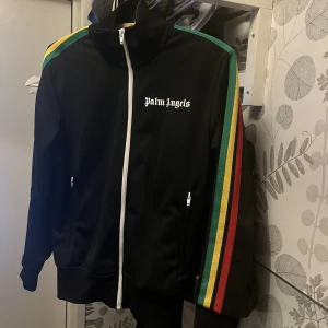 Palm angels - Hej säljer nu min äkta Palm angels tröja då ja inte har använt den nå, storlek S, kan även tänka mig att byta mot nån jacka eller något.