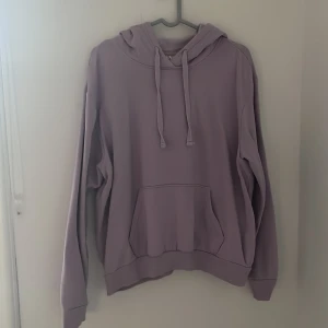 Lila hoodie - Jag säljer min supersköna hoodie då den blivit för stor. Hoodien är använd vid några tillfällen men har på senaste bara hängt i garderoben.