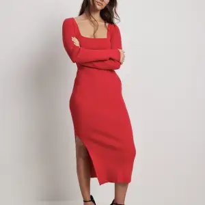 Säljer denna jättefina röda klänning köpt från NA-KD till förra årets jul. Enbart använd vid det tillfället så mycket fint skick. Storlek M men passar S/M. Nypris 599kr