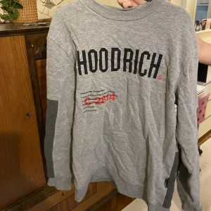 hoodrich  - säljer min hoodrich hoodie då den inte kommer till någon användning längre, den är jätteskryklig för den bara har legat i en låda i typ 1år. köpte den våren 2022 nypris 650kr säljer nu för 300.