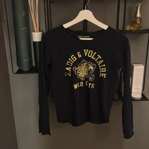Zadig tröja - Säljer denna Zadig voltaire tröja. Den är i xs och u väldigt bra skick, knappt använd. Färgen på tröjan är mörkblå. 