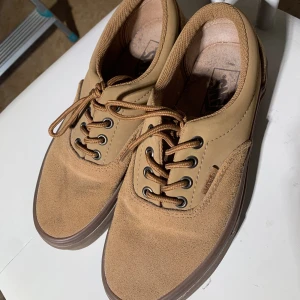Snygga vans i mocka! - Använda enstaka gånger en något mörkare rand fram på högra skon i övrigt i gott skick! Något stora i storleken. 