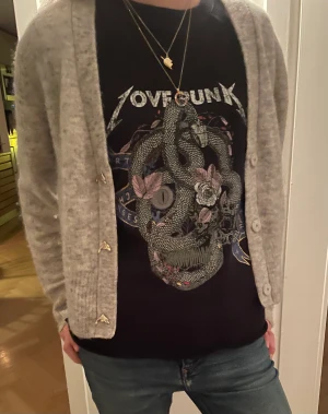 Zadig Voltaire tröja  - Säljer denna fina Zadig tröja, som först var en klänning men som jag klippte till en tröja istället!💕den är som ny, inga fläckar eller defekter! Det går jättebra att trycka på köp nu!