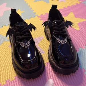 Svarta fladdermöss skor - Säljer för att de ej är min stil. Super söta bekväma. Använda en gång innom hus men ville ej ha de. Inga skador på de eller fläckar. Klicka på köp om du vill köpa, kontakta om du har frågor 