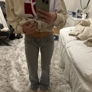 Lågmidjade jeans - Lågmidjade jeans i en ljusblå färg!! Så fina, perfekt passform & passar till typ allt! Midjemått är 37/38cm tvärs över och innerbenslängden är cirka 77cm😋💕