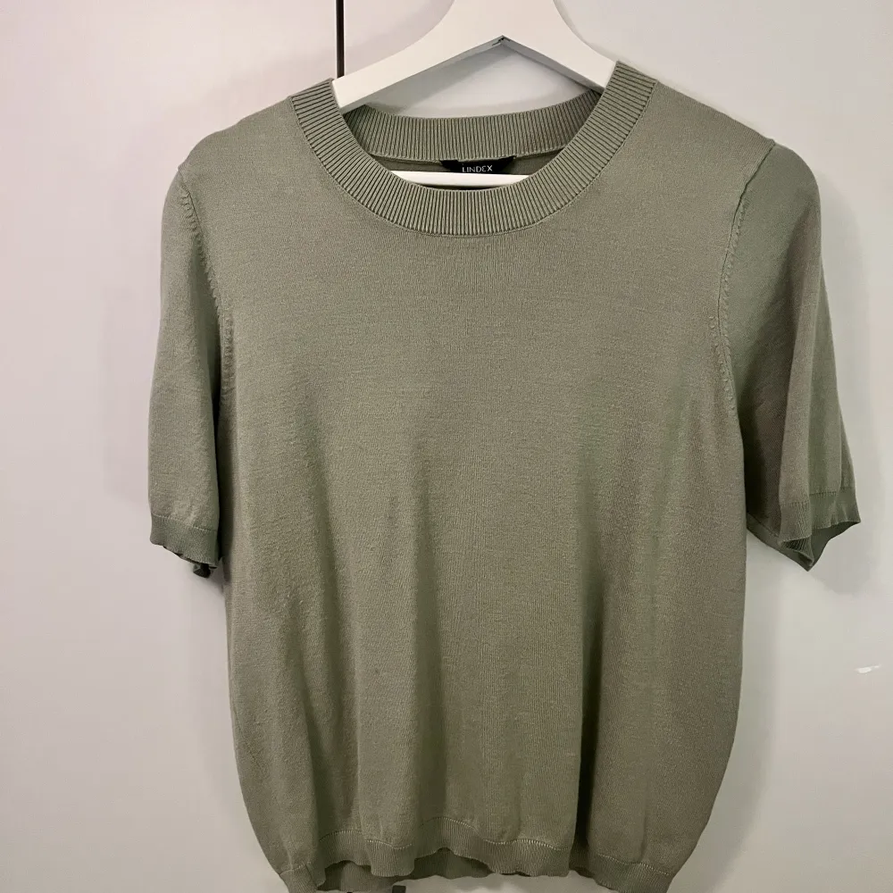 Jättefin grön kortärmad stickad tröja från Lindex. Sann i storlek, passar S-M. T-shirts.